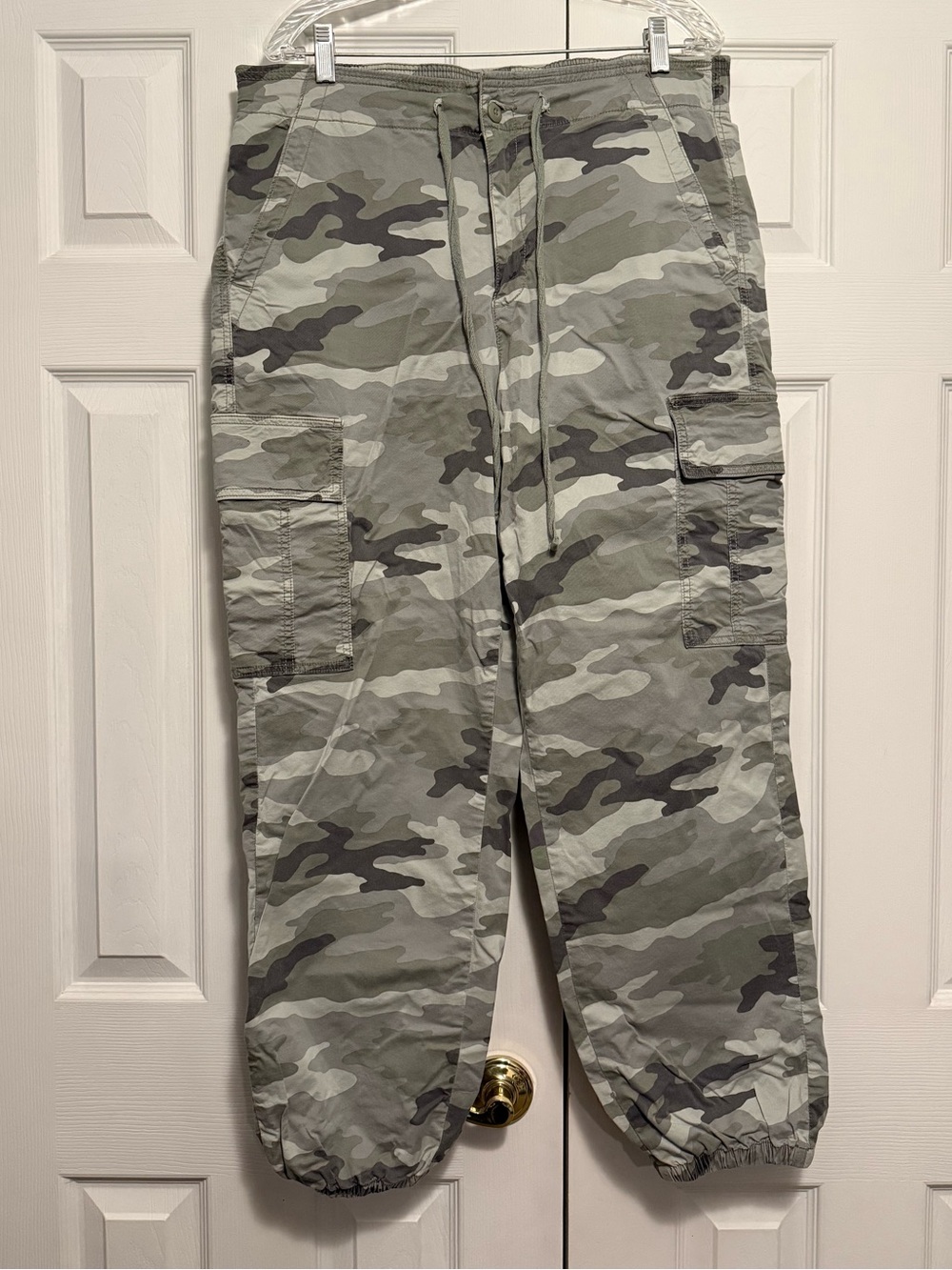 American Eagle Outfitters Gray & Olive Camo Cargo Pants
